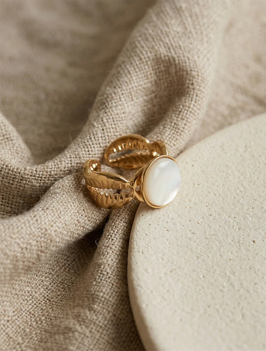 Bague à motif coquillages ornée d'une pierre - Or