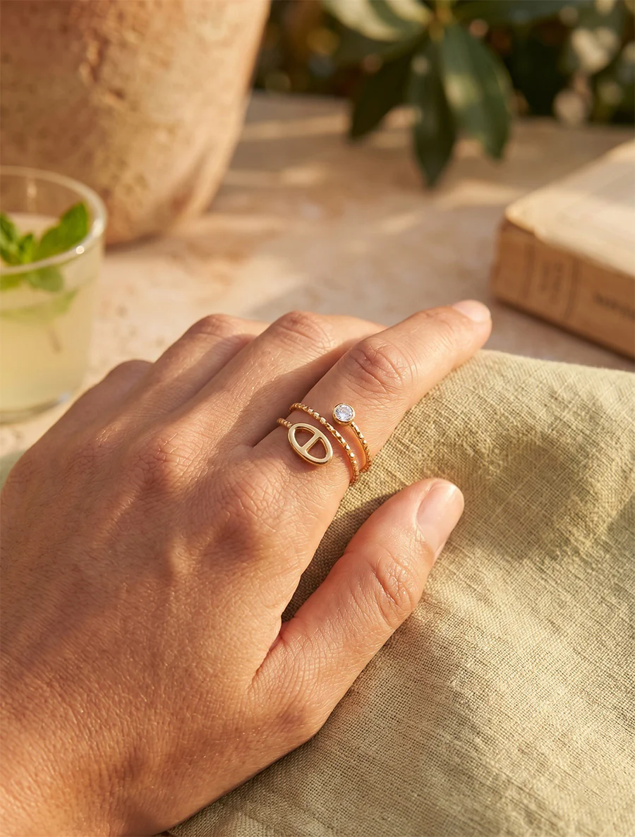Bague fine à maillon marin et strass - Or