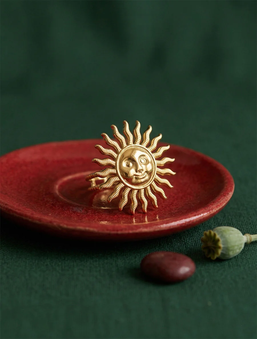 Bague gravée motif soleil - Or