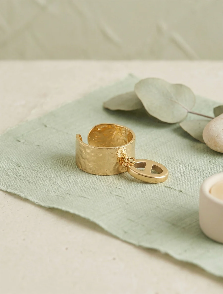 Bague martelé à breloque maille marine - Or