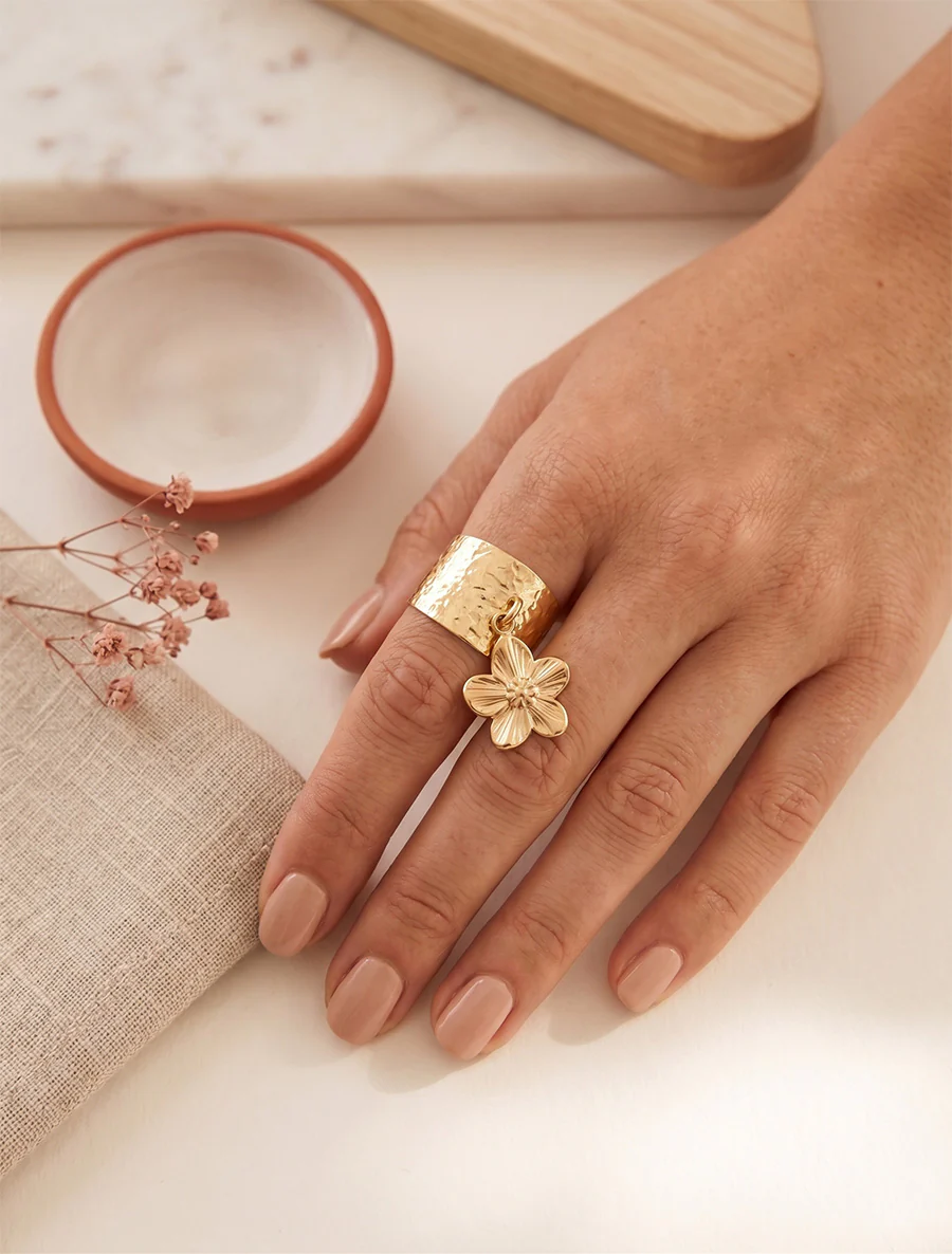 Bague martelée à breloque fleur - Or