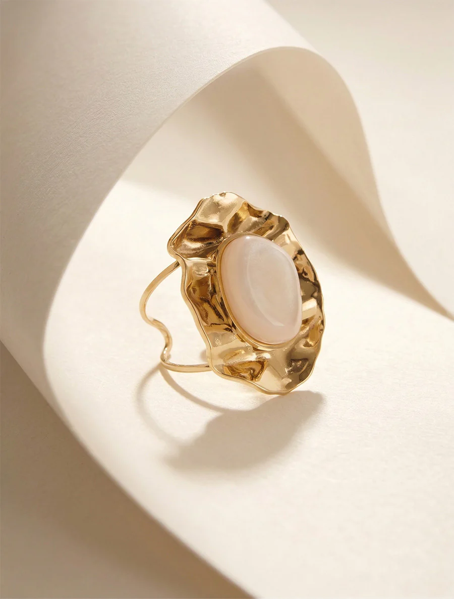 Bague martelée ornée d'une pierre - Beige