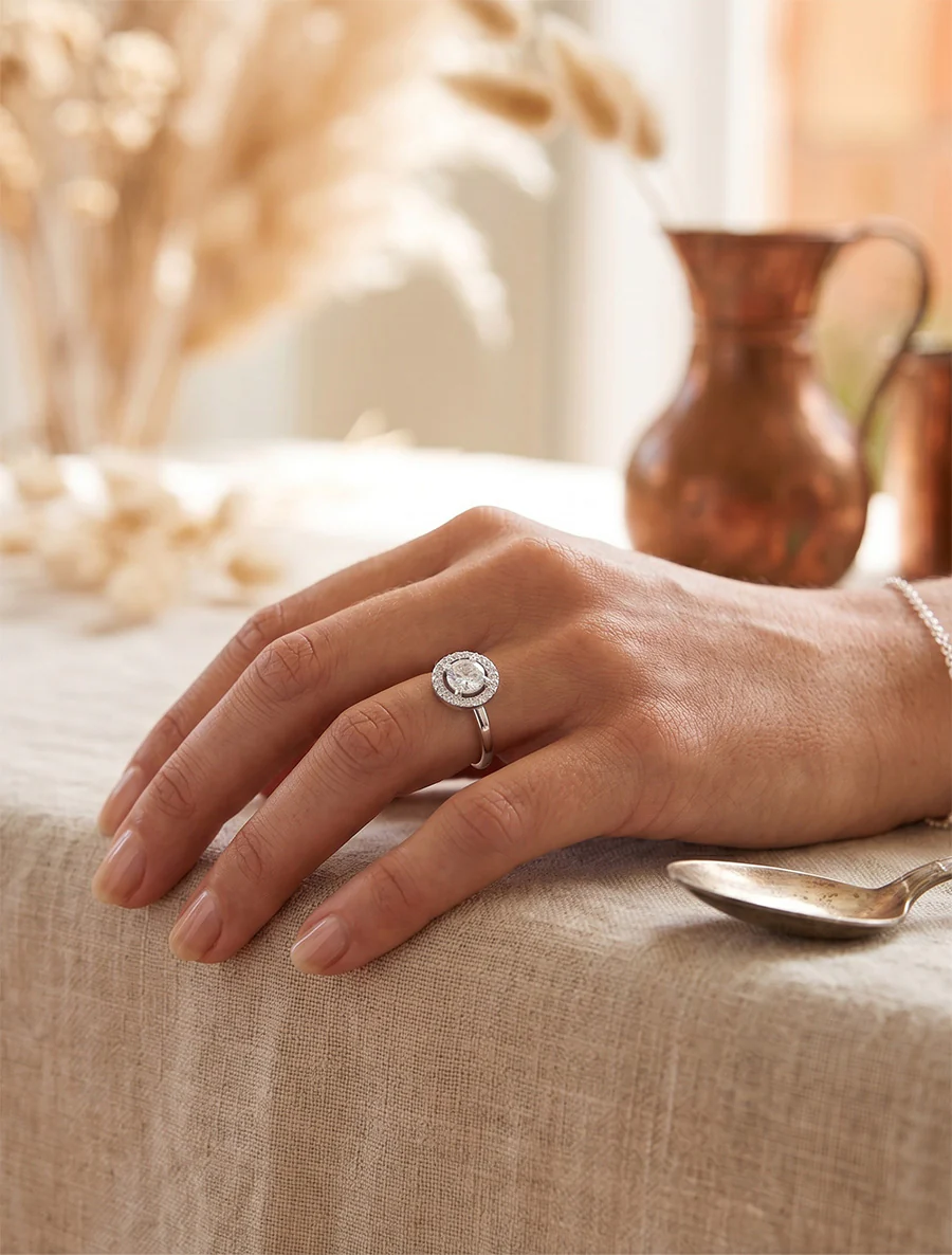 Bague style solitaire incrustée de pierres - Argent