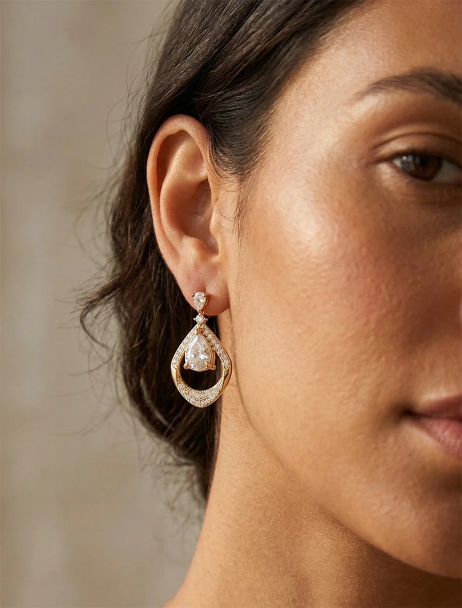 Boucles d'oreilles gouttes ornées de zircons - Or