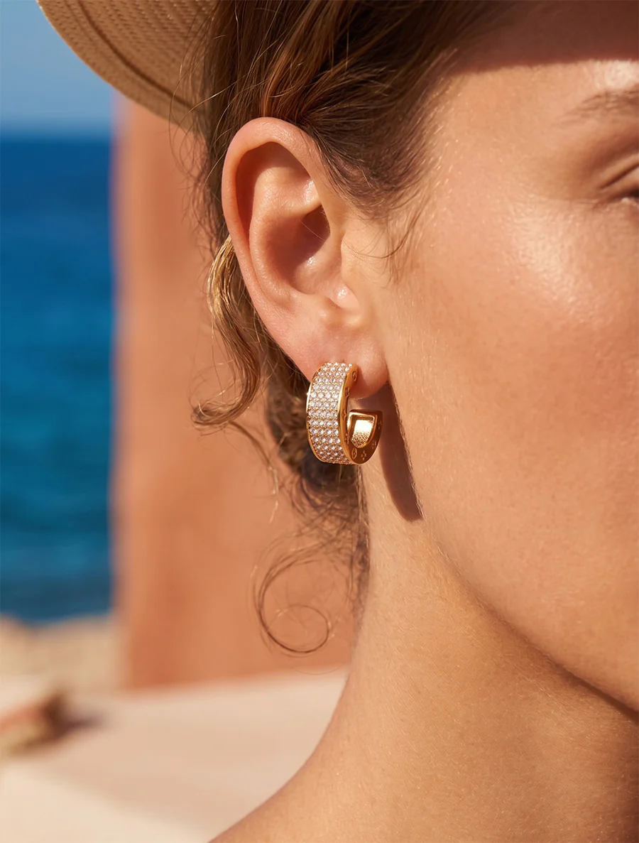 Boucles d'oreilles gravées et ornées de zircons - Or