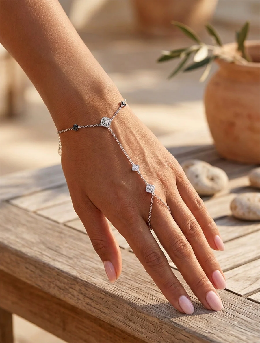 Chaîne de main à trèfles orné de zircons blancs - Argent
