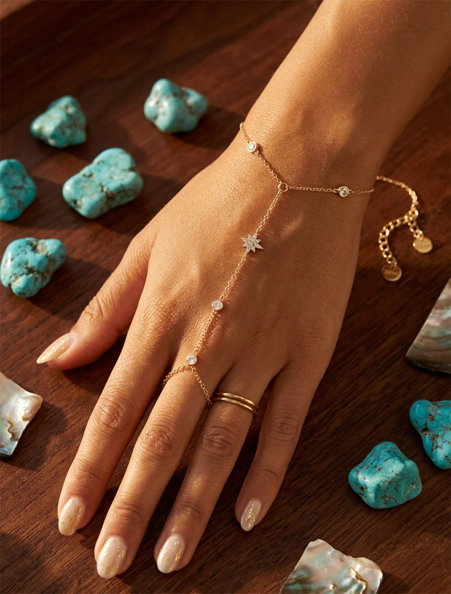 Chaîne de main étoile et zircons blancs - Or