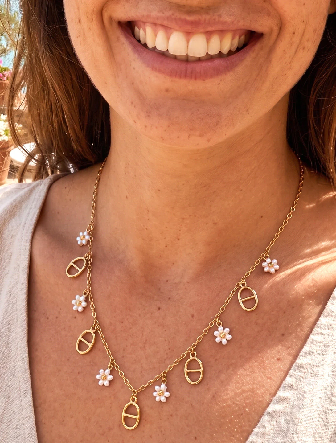 Collier fin à breloques fleurs perlées - Or/blanc