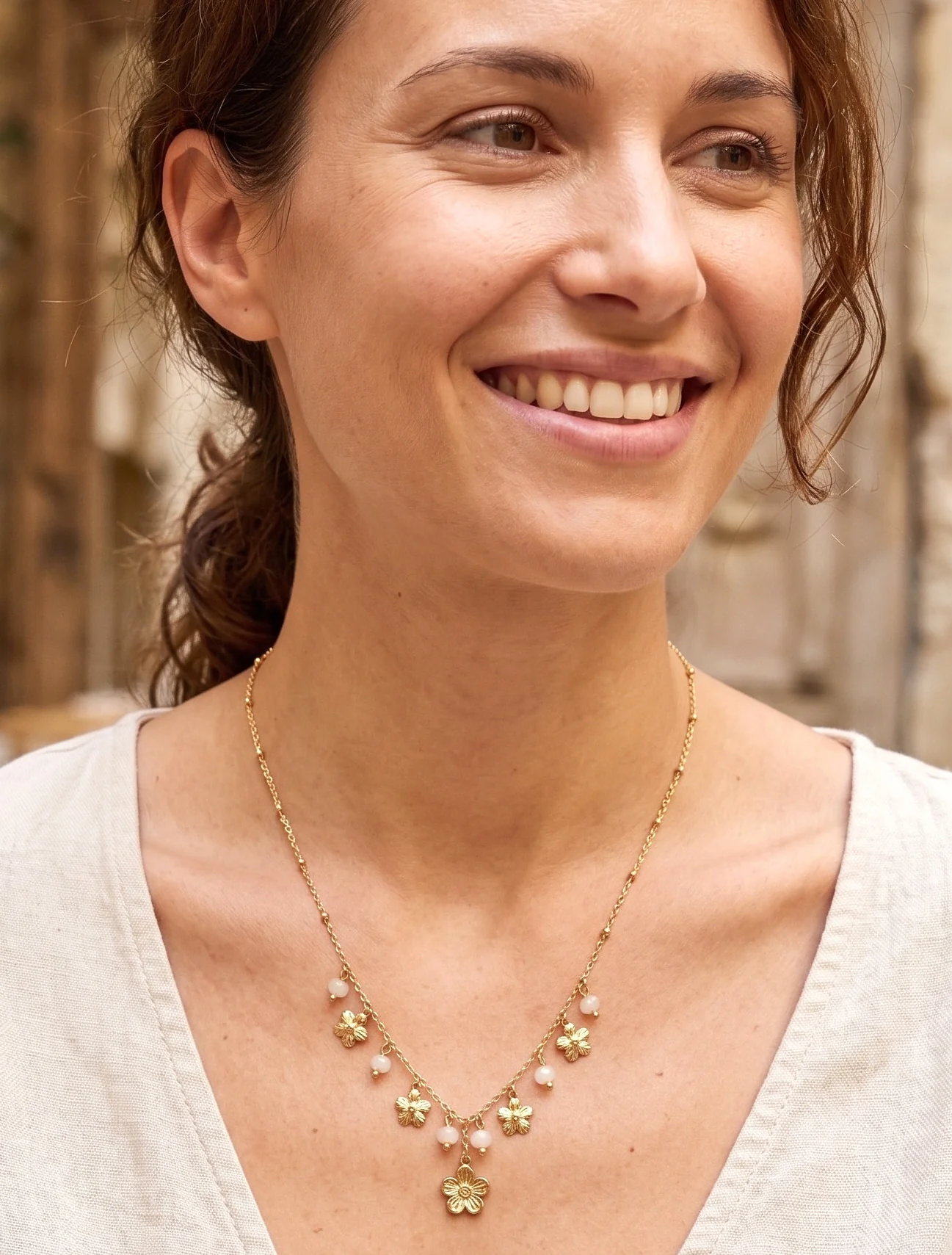 Collier petites fleurs et pierres - Or/blanc