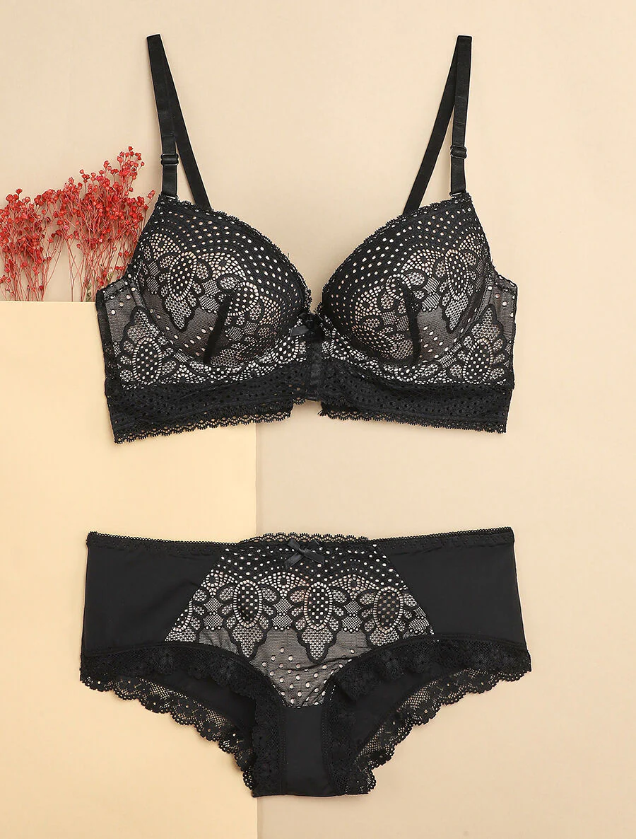 Ensemble à bord large en dentelle piquetée et shorty - Noir/nude