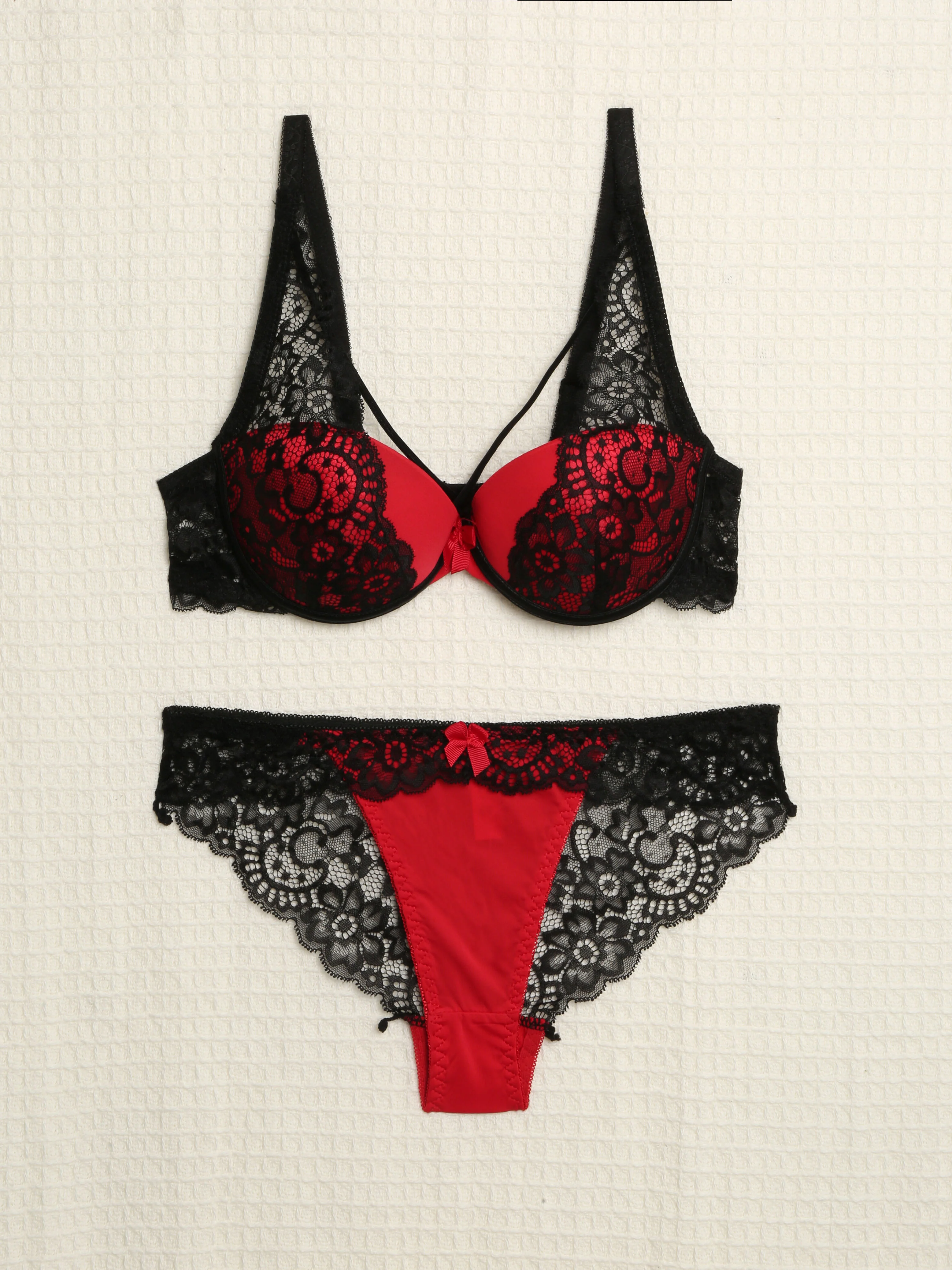 Ensemble à bords dentelle et lace out - Rouge/noir