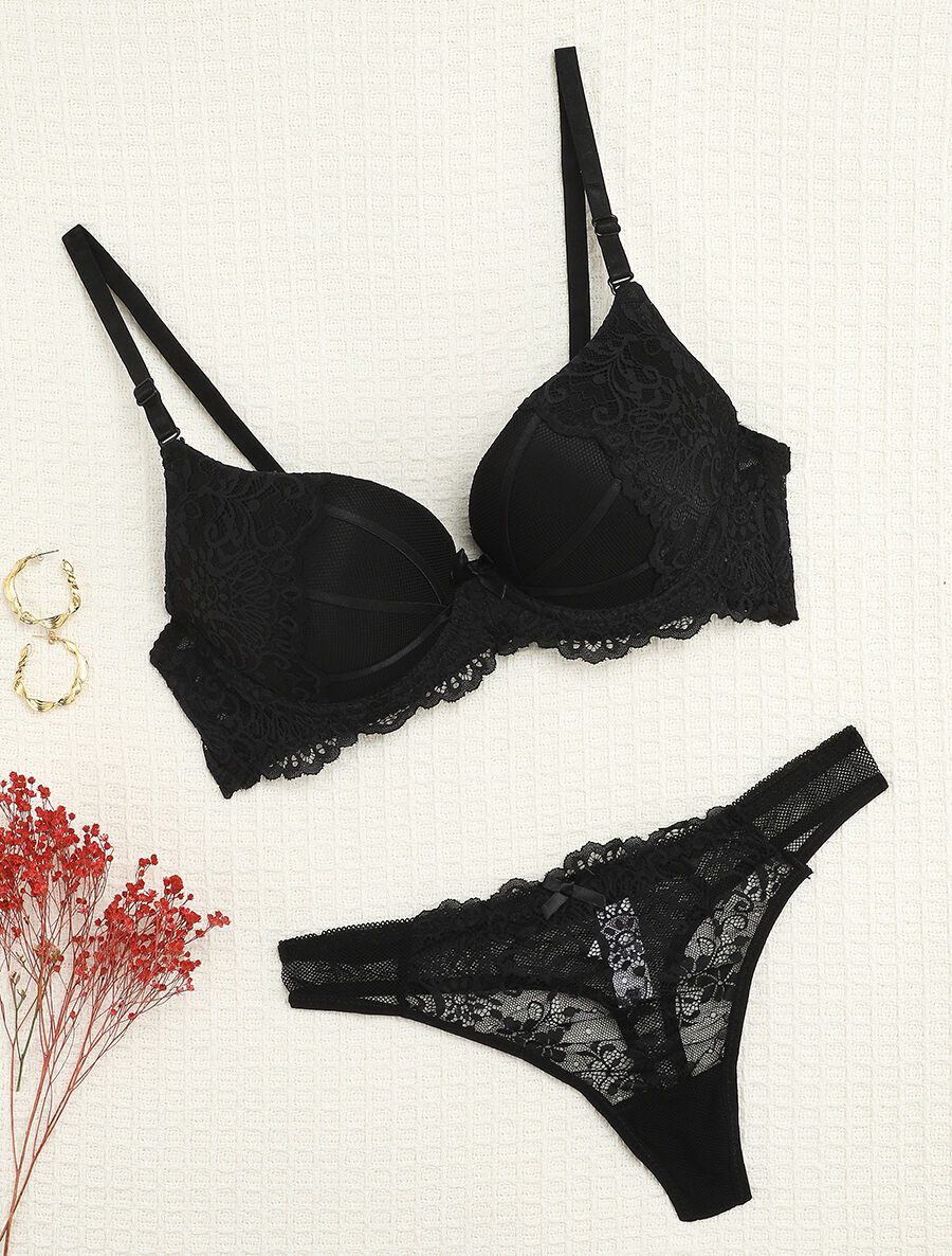 Ensemble à jeu de broderie résille et string - Noir