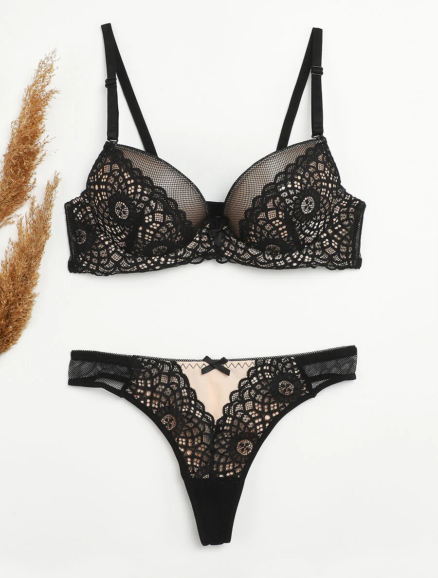 Ensemble en dentelle graphique et string - Noir/nude