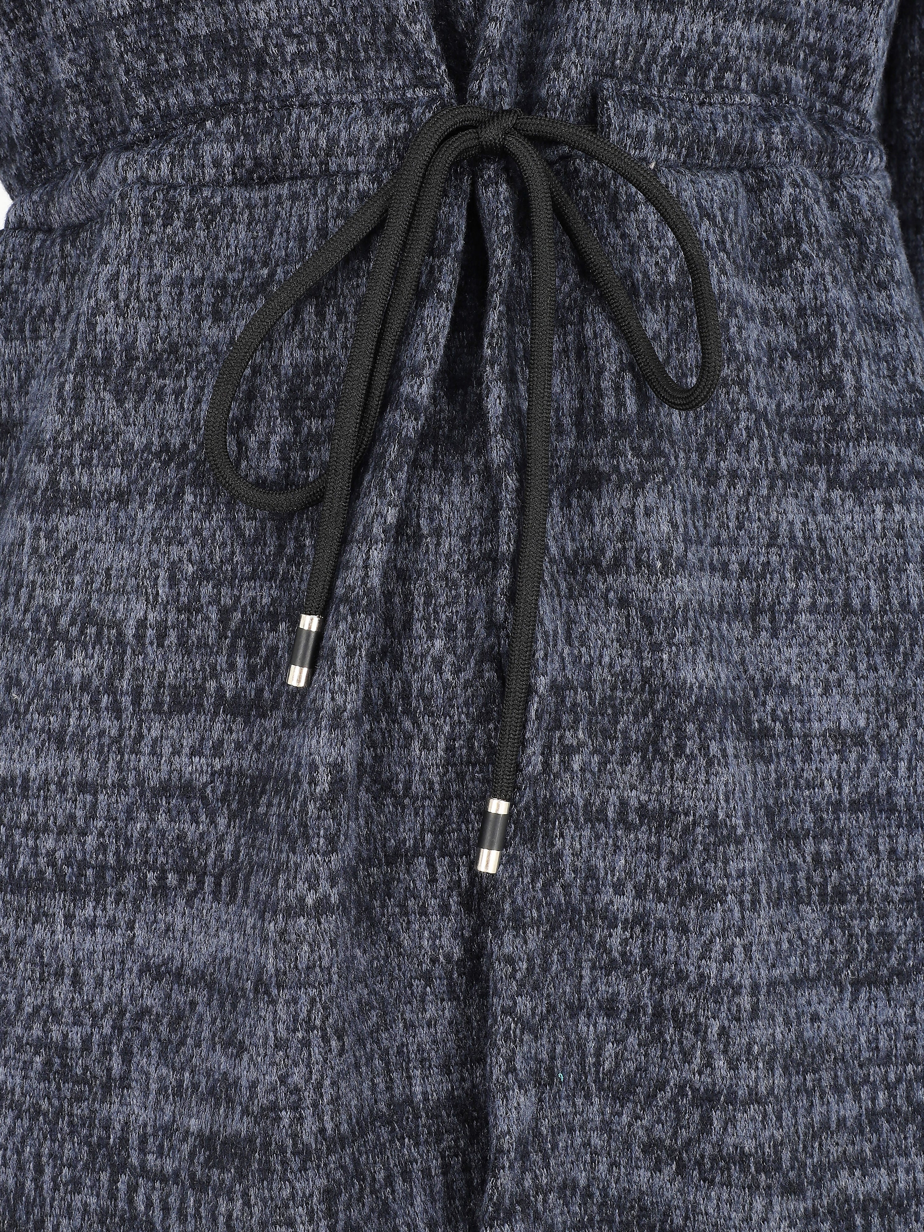 Gilet mi-long à capuche et liens - Bleu - Image 3