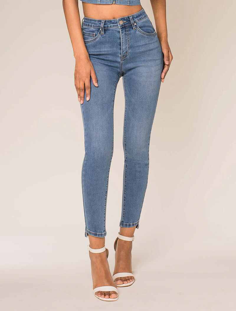 Jean 7/8 à bords effet découpes - bleu denim