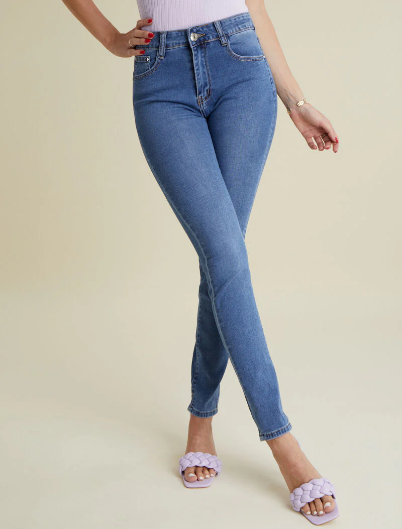 Jean à poches arrière strassées - bleu denim