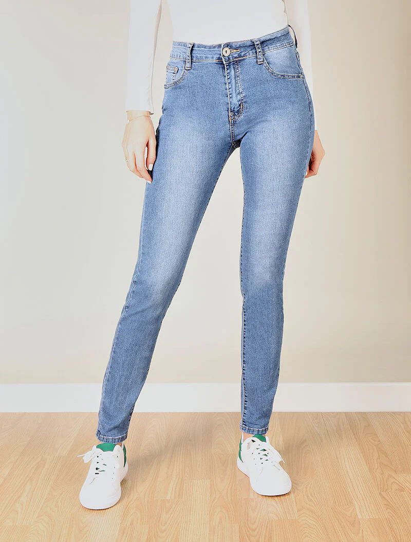 Jean slim à broderies et sequins - denim clair