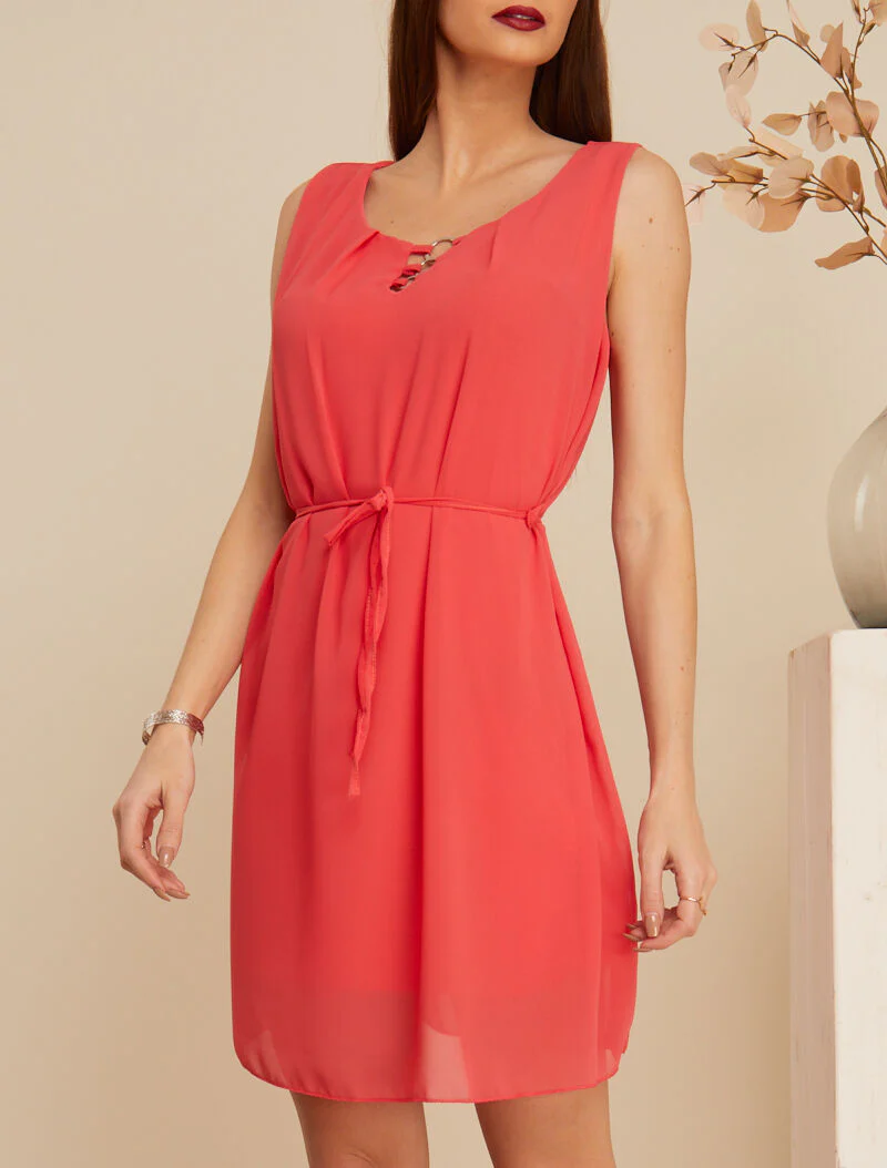 Robe à col orné d'oeillets métalliques - corail