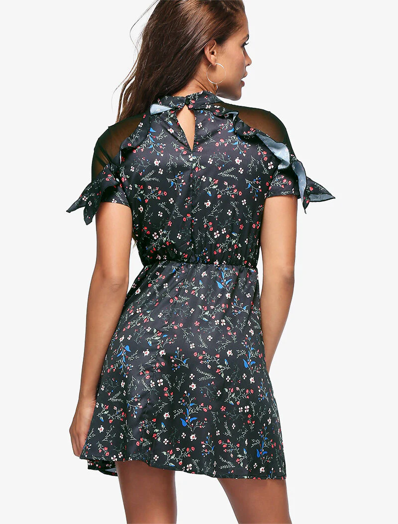 Robe fleurie à épaules ajourées - noir - Image 4