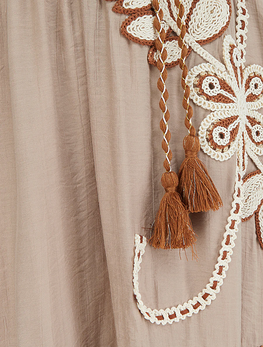 Robe longue à fines bretelles et broderie florale - Taupe - Image 3