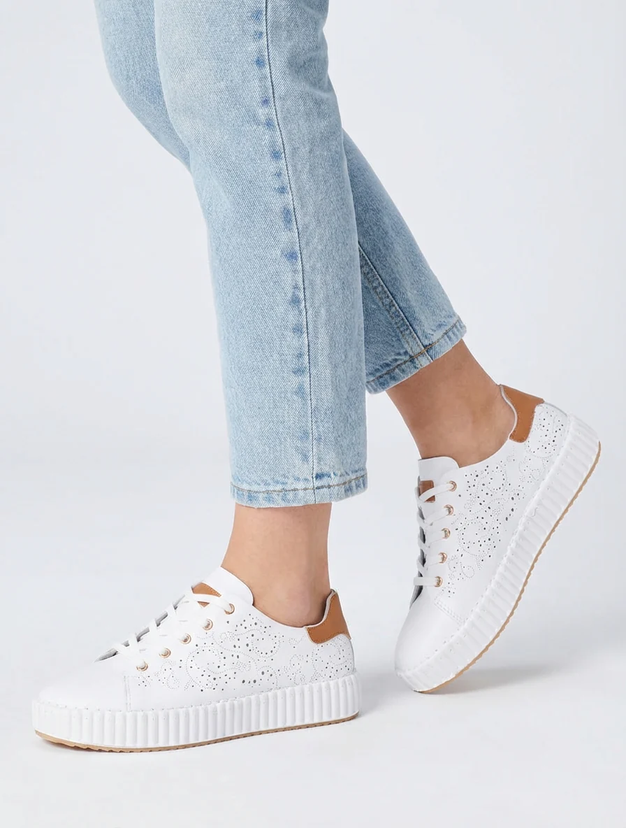 Sneakers souples à motifs ajourés - Blanc - Image 5
