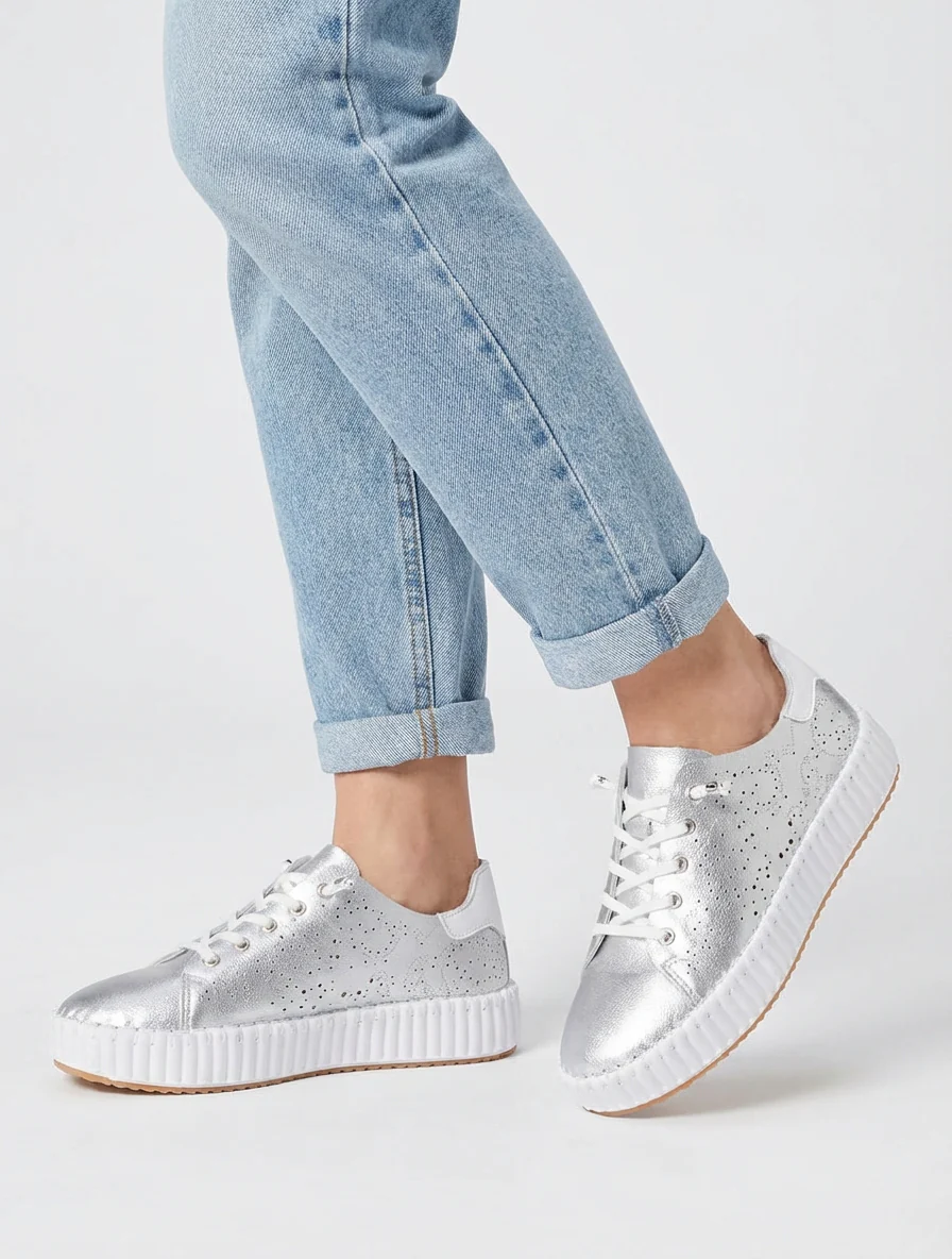 Sneakers souples à motifs ajourés - Argent - Image 5