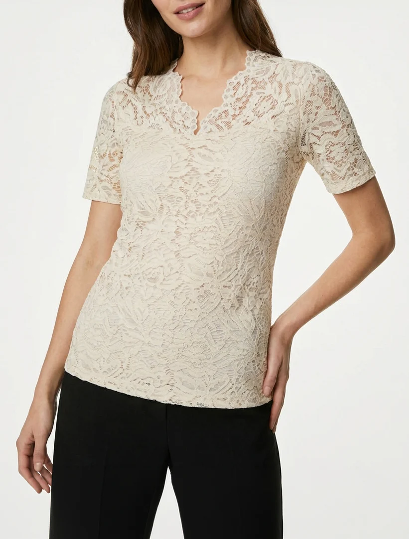 Top en dentelle à manches courtes - Beige - Image 4